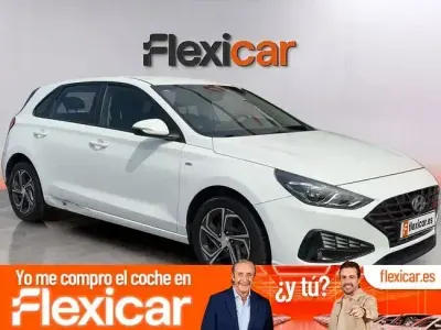 Usado Hyundai i30 120 CV (88 kW) 2021 Blanco Berlina