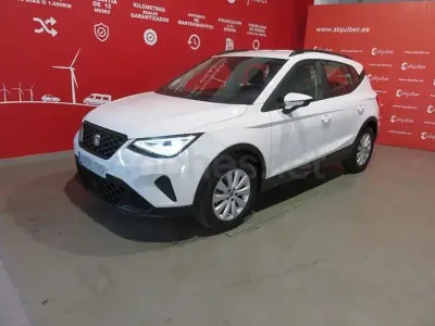Usado Seat Arona Style Plus 110 CV (80 kW) 2022 Blanco SUV