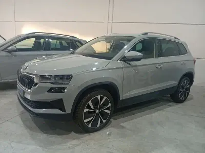Usado Skoda Karoq Ambition 115 CV (84 kW) 2022 Gris / plata SUV