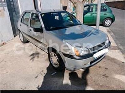 Usado Ford Fiesta Trend 60 CV (44 kW) 2001 Gris / plata Utilitario