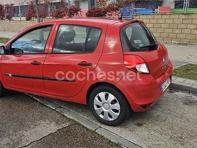 Rojo Usado 2013 Renault Clio III Collection Berlina | 2999 €