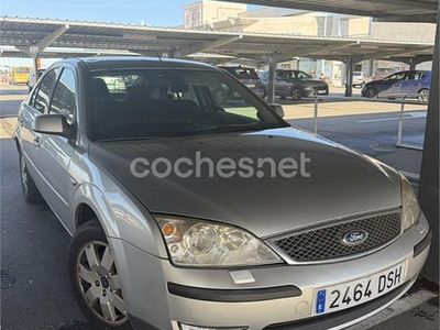 Usado Ford Mondeo Trend 130 CV (95 kW) 2005 Gris / plata Berlina