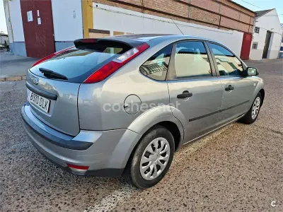 Usado Ford Focus Trend 100 CV (73 kW) 2005 Gris / plata Berlina
