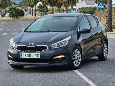 Usado Kia Ceed GT 90 CV (66 kW) 2017 Gris / plata Berlina