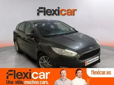 Usado Ford Focus Trend 100 CV (73 kW) 2017 Gris