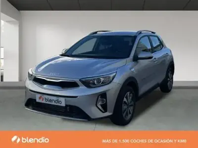 Usado Kia Stonic 100 CV (73 kW) 2024 Plateado SUV