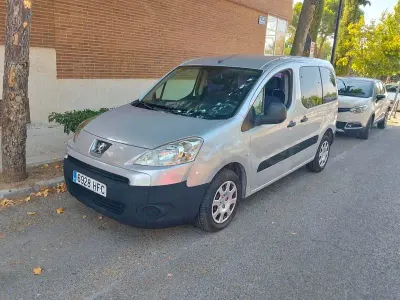 Usado Peugeot Partner Tepee Active 92 CV (67 kW) 2011 Gris / plata Monovolumen