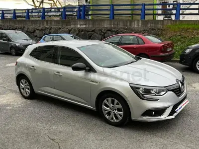 Usado Renault Mégane LIMITED 115 CV (84 kW) 2019 Gris / plata Berlina