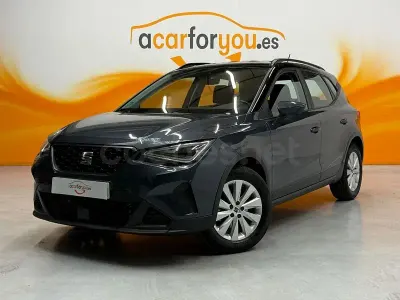 Usado Seat Arona Style Plus 110 CV (80 kW) 2022 Gris / plata SUV