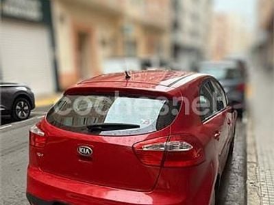 Usado Kia Rio 85 CV (62 kW) 2013 Rojo Berlina