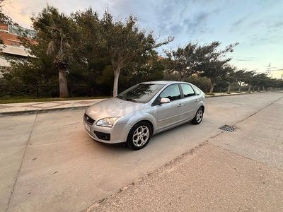 Usado Ford Focus Trend 115 CV (84 kW) 2007 Gris / plata Berlina