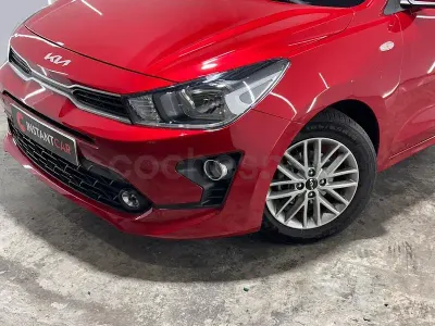 Usado Kia Rio 84 CV (61 kW) 2022 Rojo Berlina