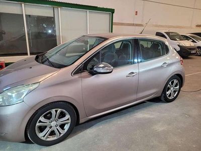 Usado Peugeot 208 Allure 120 CV (88 kW) 2012 Gris Utilitario
