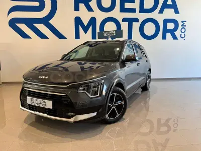 Usado Kia Niro 129 CV (94 kW) 2025 Gris / plata SUV