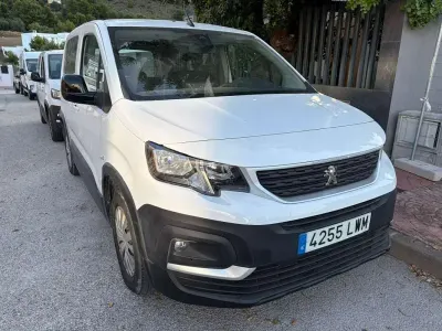 Usado Peugeot Rifter Active 100 kW (136 CV) 2022 Blanco Monovolumen