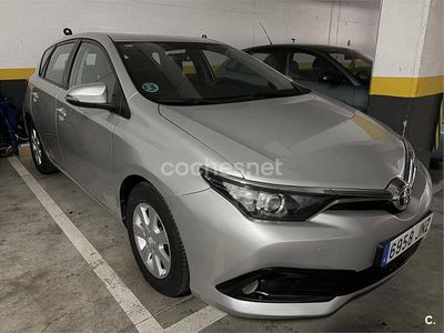 Usado Toyota Auris Active 90 CV (66 kW) 2016 Gris / plata Berlina