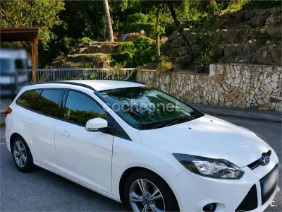 Usado Ford Focus Trend 100 CV (73 kW) 2014 Blanco Familiar