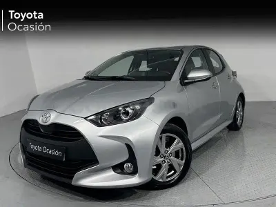 Usado Toyota Yaris Hybrid Active 116 CV (85 kW) 2025 Gris / plata Berlina