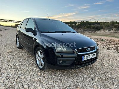 Usado Ford Focus Trend 109 CV (80 kW) 2005 Negro Berlina