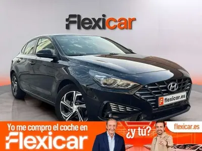Usado Hyundai i30 120 CV (88 kW) 2022 Negro Berlina