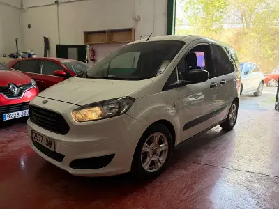 Usado Ford Tourneo Courier Ambiente 95 CV (69 kW) 2016 Blanco Monovolumen