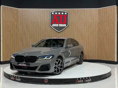 Usado BMW 545e Comfort Edition 394 CV (289 kW) 2021 Gris / plata Berlina