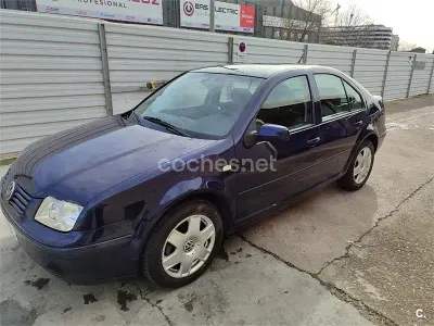 Usado VW Bora Highline 100 CV (73 kW) 1999 Azul Berlina