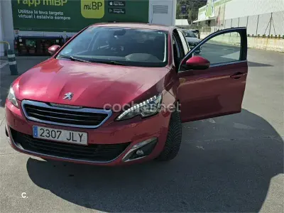 Usado Peugeot 308 Active 120 CV (88 kW) 2016 Rojo Berlina