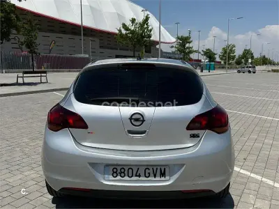 Usado Opel Astra Enjoy 110 CV (80 kW) 2010 Gris / plata Berlina
