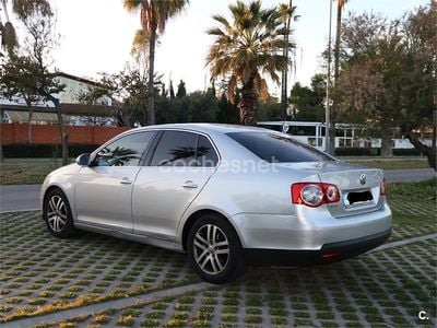 Usado VW Jetta Trendline 105 CV (77 kW) 2006 Gris / plata Berlina