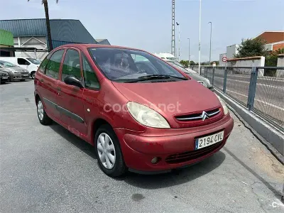 Usado Citroën Xsara Picasso Exclusive 90 CV (66 kW) 2004 Rojo Monovolumen