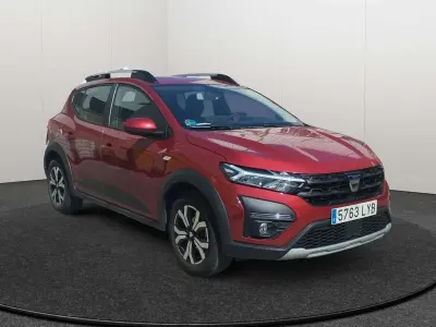 Usado Dacia Sandero Comfort 101 CV (74 kW) 2022 Rojo Utilitario