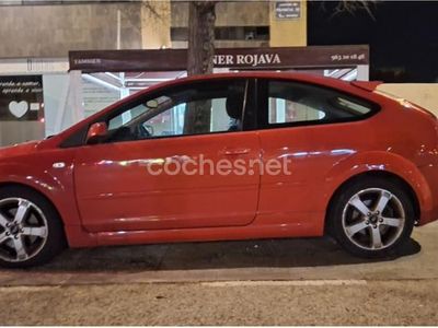 Käytetty Ford Focus Trend 100 HP (73 kW) 2006 Punainen Sedan