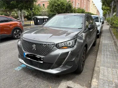 Usado Peugeot 2008 Active 130 CV (95 kW) 2023 Gris / plata SUV