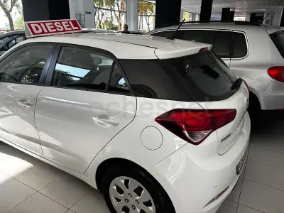 Usado Hyundai i20 90 CV (66 kW) 2016 Blanco Berlina