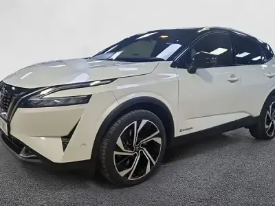 Usado Nissan Qashqai Tekna+ 190 CV (139 kW) 2023 Lunar white con techo midnight SUV
