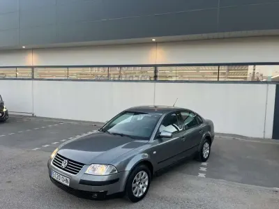 Usado VW Passat Advance 129 CV (94 kW) 2004 Gris Berlina