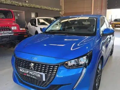 Begagnad Peugeot 208 Allure 100 HK (73 kW) 2021 Blå Halvkombi