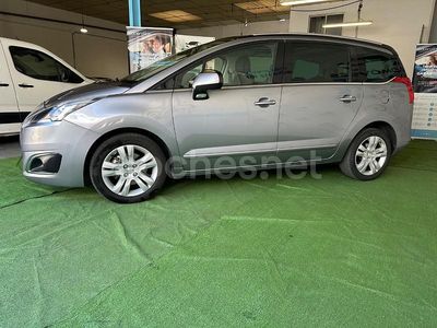 Gris / plata Usado 2016 Peugeot 5008 Active Monovolumen | 8999 € (Precio justo)