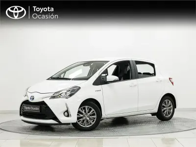 Usado Toyota Yaris Hybrid Active 100 CV (73 kW) 2020 Blanco