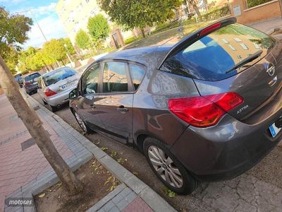 Gris / plateado Usado 2010 Opel Astra Enjoy Berlina | 4000 € (Precio justo)