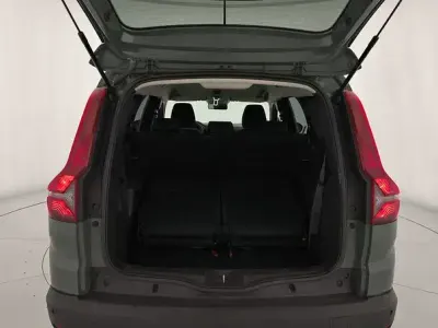 Usado Dacia Jogger Expression 101 CV (74 kW) 2025 Verde Monovolumen