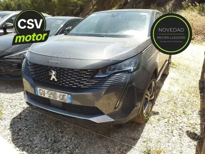 Usado Peugeot 3008 Allure 136 CV (100 kW) 2024 Gris SUV