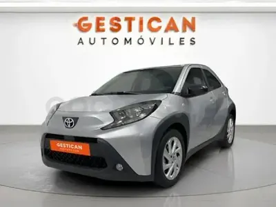 Usado Toyota Aygo X Play 72 CV (52 kW) 2023 Gris / plata SUV