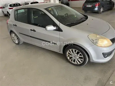Usado Renault Clio II 70 CV (51 kW) 2007 Gris / plata Berlina