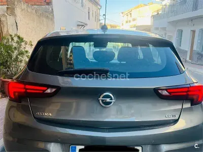 Usado Opel Astra Dynamic 110 CV (80 kW) 2017 Gris / plata Berlina