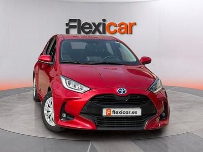 Begagnad Toyota Yaris Hybrid Active 116 HK (85 kW) 2023 Röd Sedan