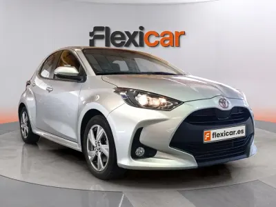 Usado Toyota Yaris Hybrid Active 116 CV (85 kW) 2025 Gris Berlina