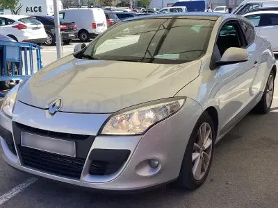 Usado Renault Mégane Privilege 130 CV (95 kW) 2010 Gris / plata Berlina
