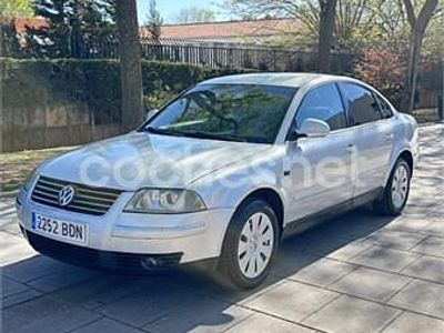 Usado VW Passat Highline 130 CV (95 kW) 2002 Gris / plata Berlina